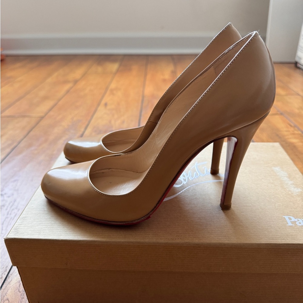 Christian Louboutin - Décolleté in Camel